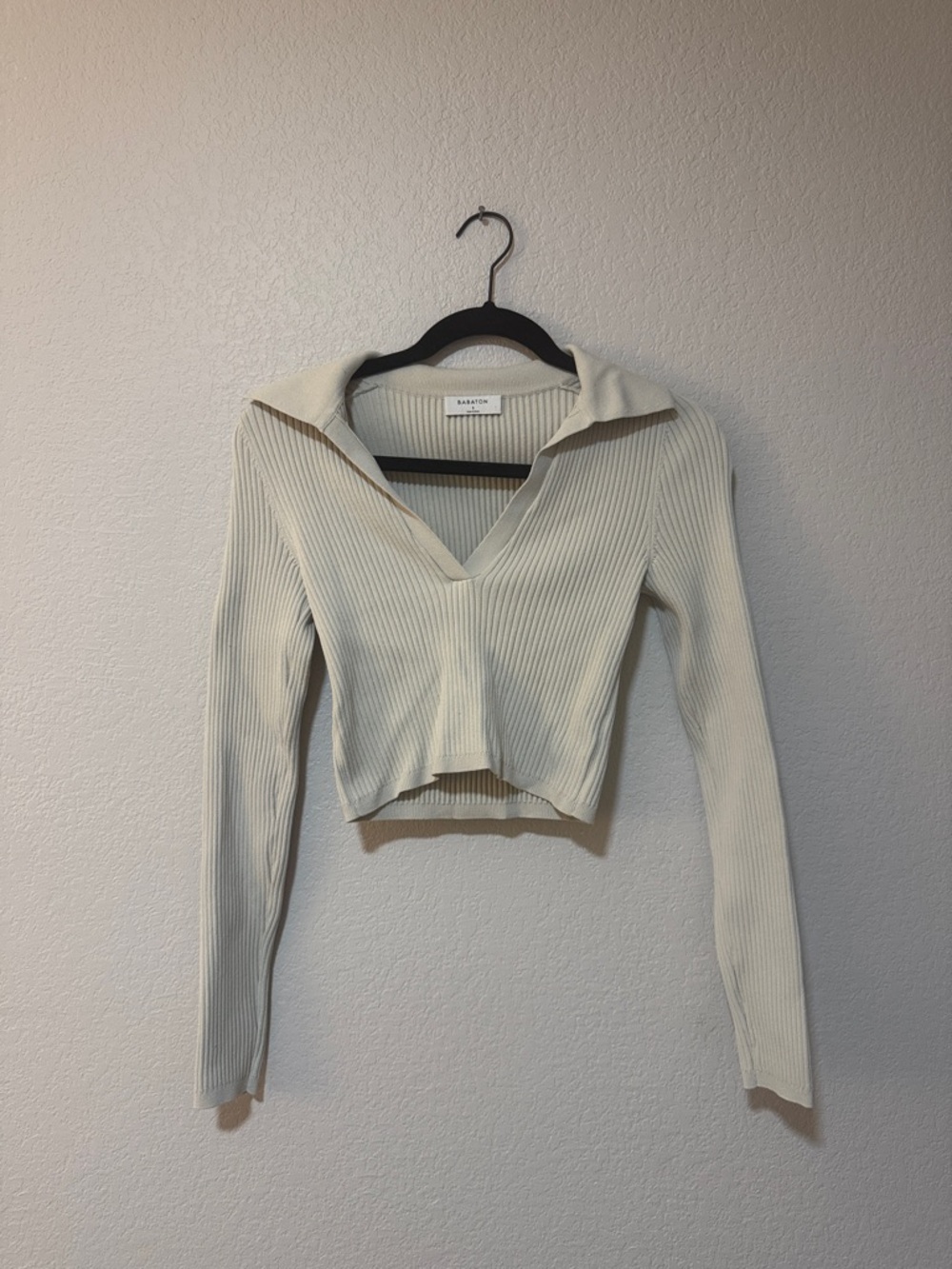 Babaton Cream Ribbed V-Neck Cropped Long Sleeve Top